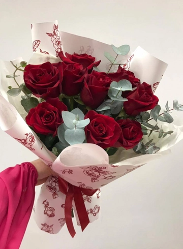 Моно-букет 9 роз с эвкалиптом от интернет-магазина цветов в 
