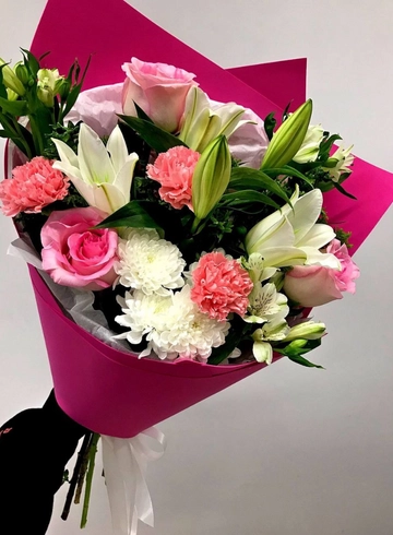 Букет с лилией и диантусами «Очарование» от интернет-магазина цветов в 