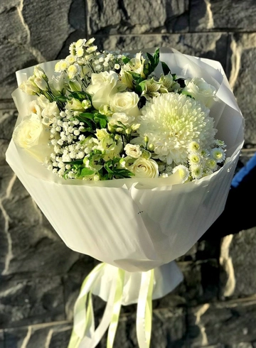 Букет с розами и альстромерией «Облака» от интернет-магазина цветов в 