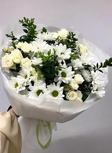 Букет с ромашковой хризантемой «Белые ночи» от интернет-магазина цветов в 