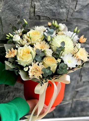 Композиция с пионовидными розами и эустомой «Рассвет» от интернет-магазина цветов в 