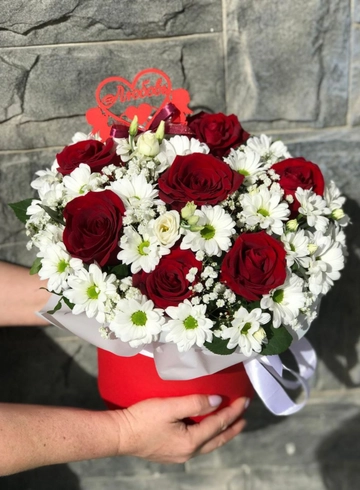Композиция с розами и хризантемой &laquo;Алые сердца&raquo; от интернет-магазина цветов в 
