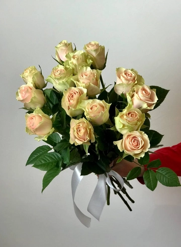 Моно-букет 15 роз Frutetto от интернет-магазина цветов в 