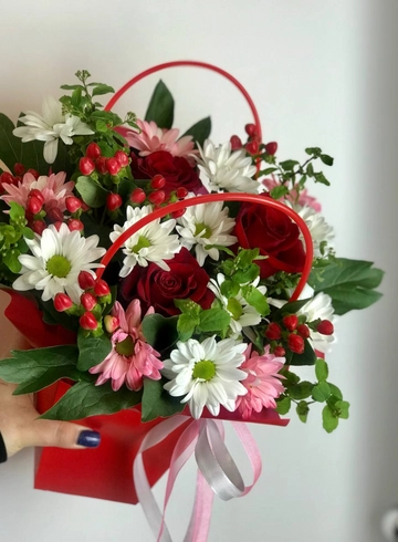 Композиция с розами и хризантемой «Классика» от интернет-магазина цветов в 