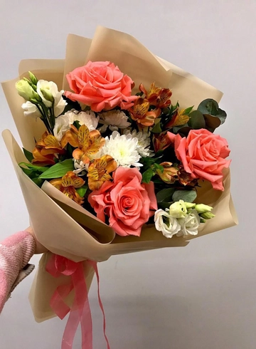 Букет с розами и эустомой «Коралловые рифы» от интернет-магазина цветов в 