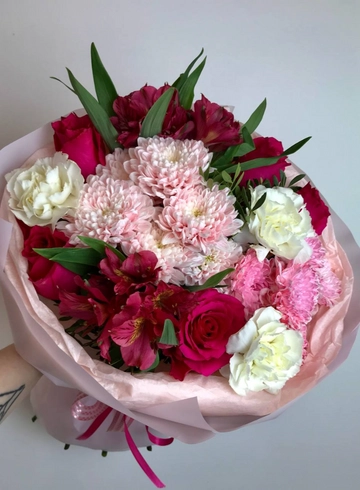 Букет с хризантемой и диантусами «Волшебный сад» от интернет-магазина цветов в 