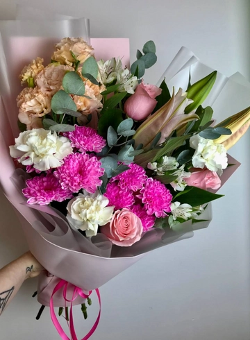 Букет с лилией и эустомой «Сказка» от интернет-магазина цветов в 