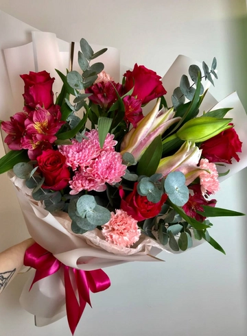 Букет с лилией «Малиновый пай» от интернет-магазина цветов в 