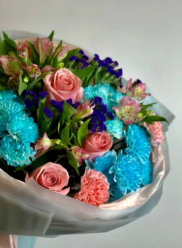 Букет с розами и хризантемой «Лазурь» от интернет-магазина цветов в 