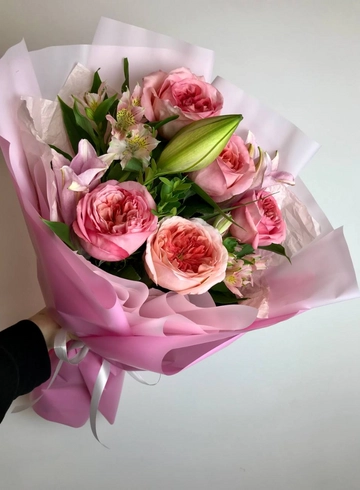 Букет с лилией «Пиони» от интернет-магазина цветов в 