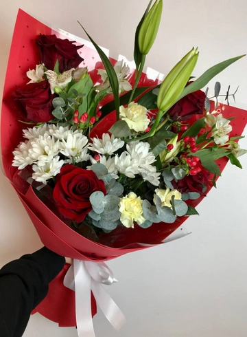 Букет с лилией  «Алые паруса» от интернет-магазина цветов в 