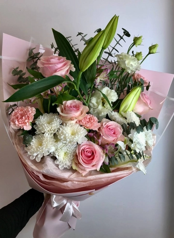 Букет с лилией и розами «Нежные лепестки» от интернет-магазина цветов в 