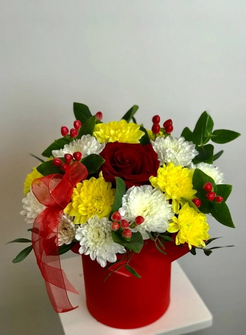 Композиция с розой и хризантемами «Солнце» от интернет-магазина цветов в 