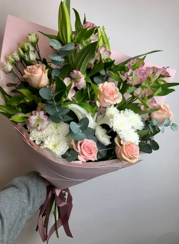 Букет с лилией и эустомой «Клубничные сливки» от интернет-магазина цветов в 
