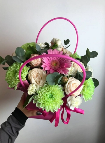 Композиция с герберой и кустовой розой «Красота» от интернет-магазина цветов в 