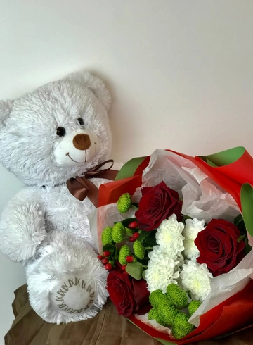 Сборный букет и мишка 65см от интернет-магазина цветов в 