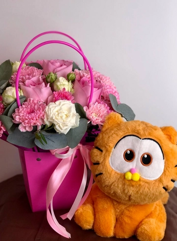 Сборная сумочка и котик 25см  от интернет-магазина цветов в 