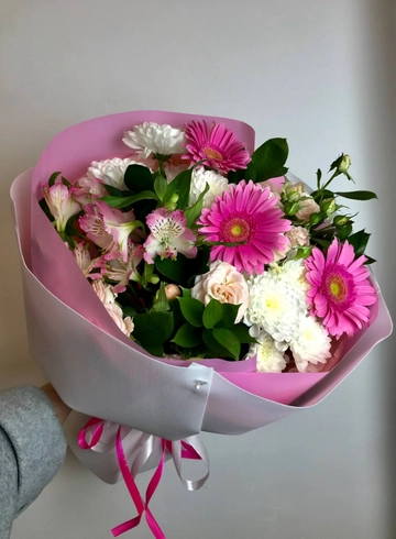 Букет с герберой и кустовой розой «Полночь» от интернет-магазина цветов в 