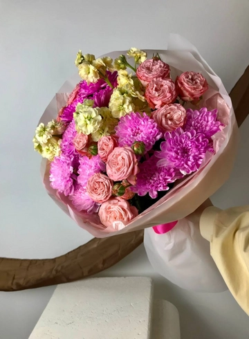 Букет с маттиолой и кустовой розой &laquo;Чизкейк&raquo; от интернет-магазина цветов в 