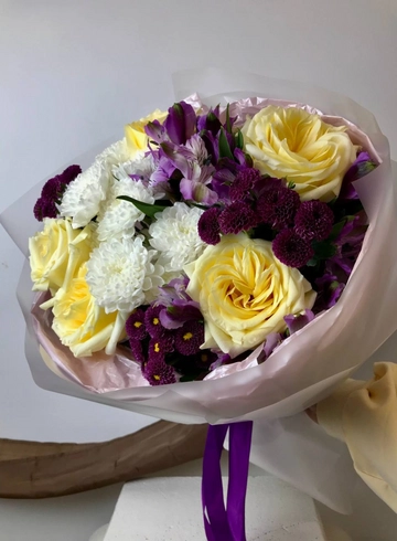 Букет с розами и хризантемой &laquo;Виола&raquo; от интернет-магазина цветов в 