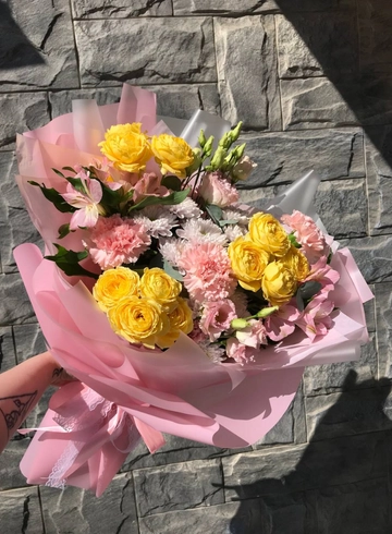 Букет с кустовой розой &laquo;Солнце&raquo; от интернет-магазина цветов в 