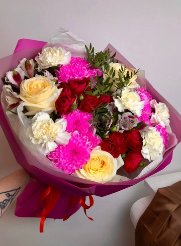 Букет с  кустовой розой  «Бархат» от интернет-магазина цветов в 