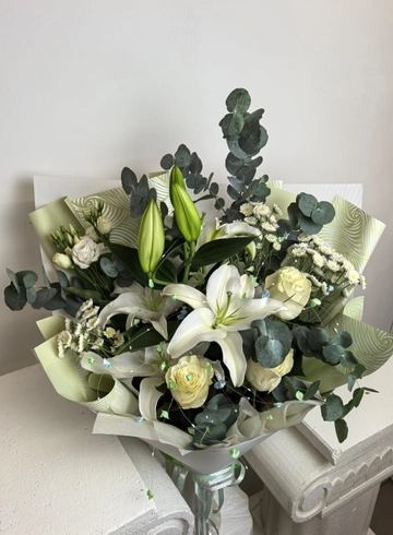 Букет с лилией, розами и эустомой «Глазурь» от интернет-магазина цветов в 