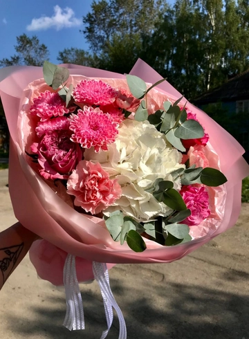 Букет с гортензией и диантусами «Сияющая любовь» от интернет-магазина цветов в 