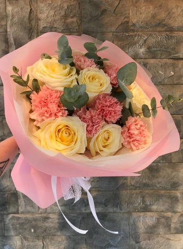 Букет из пионовидных роз и диантусов «Изобилие» от интернет-магазина цветов в 