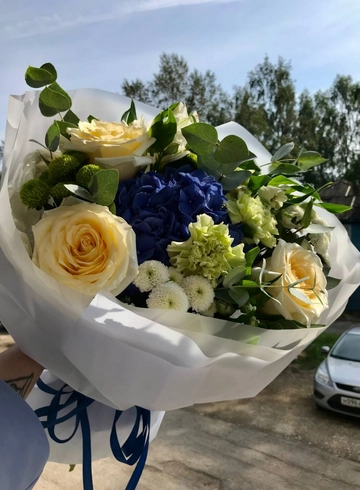 Букет с гортензией и пионовидной розой «Синяя дымка» от интернет-магазина цветов в 