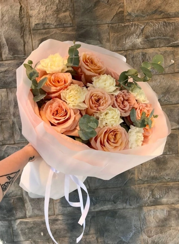 Букет из роз и диантусов «Воздушное суфле» от интернет-магазина цветов в 