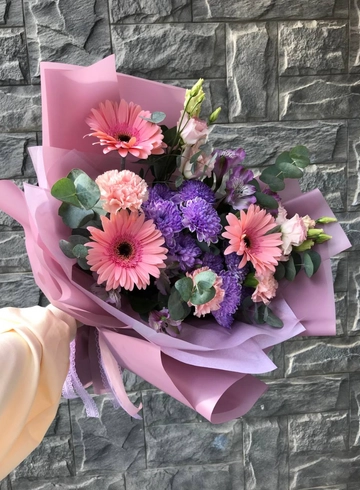 Букет с герберой и эустомой «Жардин» от интернет-магазина цветов в 