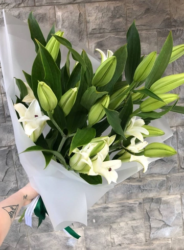 Монобукет 5 лилий с упаковкой от интернет-магазина цветов в 