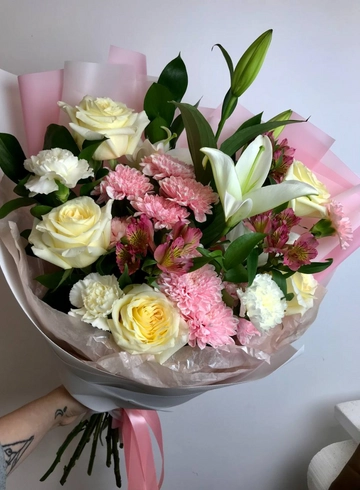 Букет с лилией и пионовидной розой  «Красотка» от интернет-магазина цветов в 