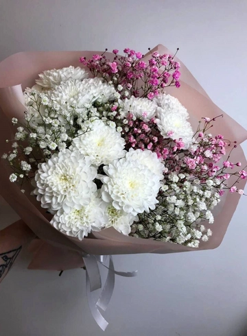 Монобукет кустовых хризантем с гипсофилой от интернет-магазина цветов в 