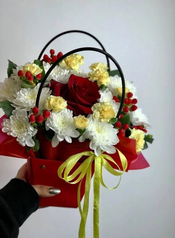 Композиция с розой и диантусами «Ягоды» от интернет-магазина цветов в 