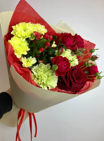 Букет с кустовой розой и диантусами «Осенние краски» от интернет-магазина цветов в 