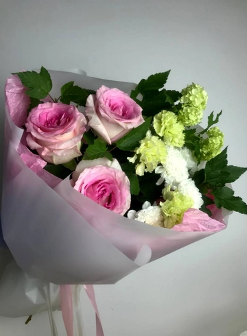 Букет с розами и диантусами «Гармония» от интернет-магазина цветов в 