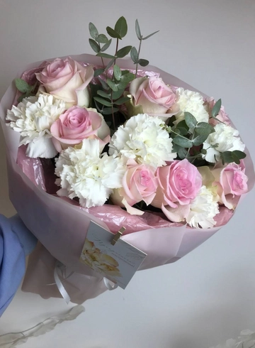 Букет из роз с диантусами и эвкалиптом &laquo;Уют&raquo; от интернет-магазина цветов в 