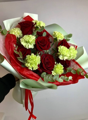 Букет из роз с диантусами и эвкалиптом «Таинственный сад» от интернет-магазина цветов в 