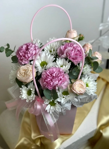 Композиция с диантусами и розами«Нежные лепестки» от интернет-магазина цветов в 