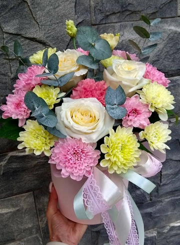 Композиция из хризантем и роз «Кенди» от интернет-магазина цветов в 