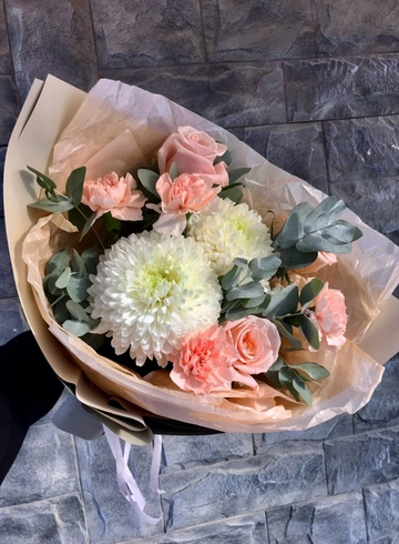 Букет с хризантемой «Персиковое мороженное» от интернет-магазина цветов в 