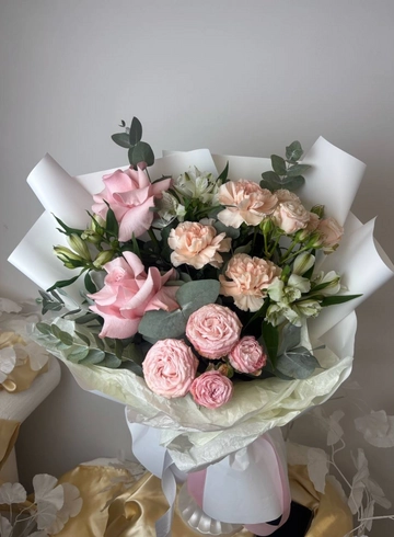 Букет с французской розой «Нежные лепестки» от интернет-магазина цветов в 