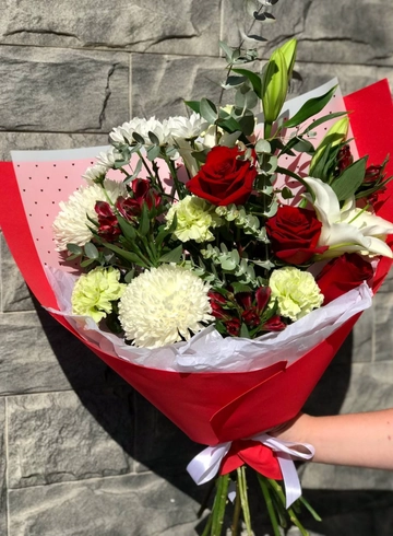 Букет с лилией и розами «Алые паруса» от интернет-магазина цветов в 
