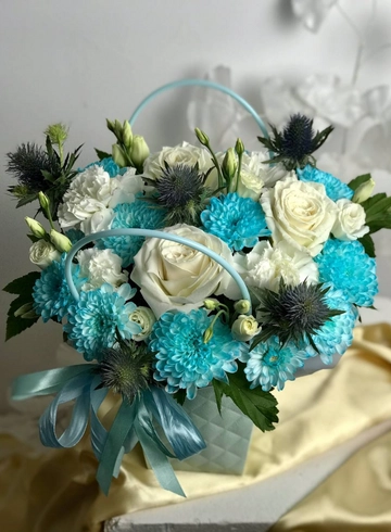 Композиция с розами и эустомой «Ледник» от интернет-магазина цветов в 