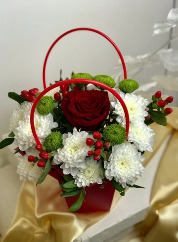 Композиция с розой и хризантемой «Красные огни» от интернет-магазина цветов в 