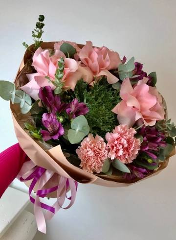 Букет с розами и альстромерией «Магия рассвета» от интернет-магазина цветов в 