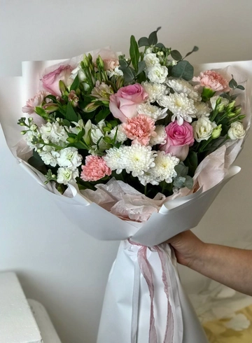 Букет с розами и альстромерией «Цветочный шторм» от интернет-магазина цветов в 