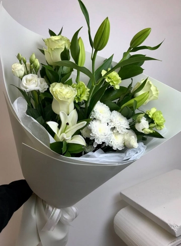 Букет с лилией «Свежесть» от интернет-магазина цветов в 